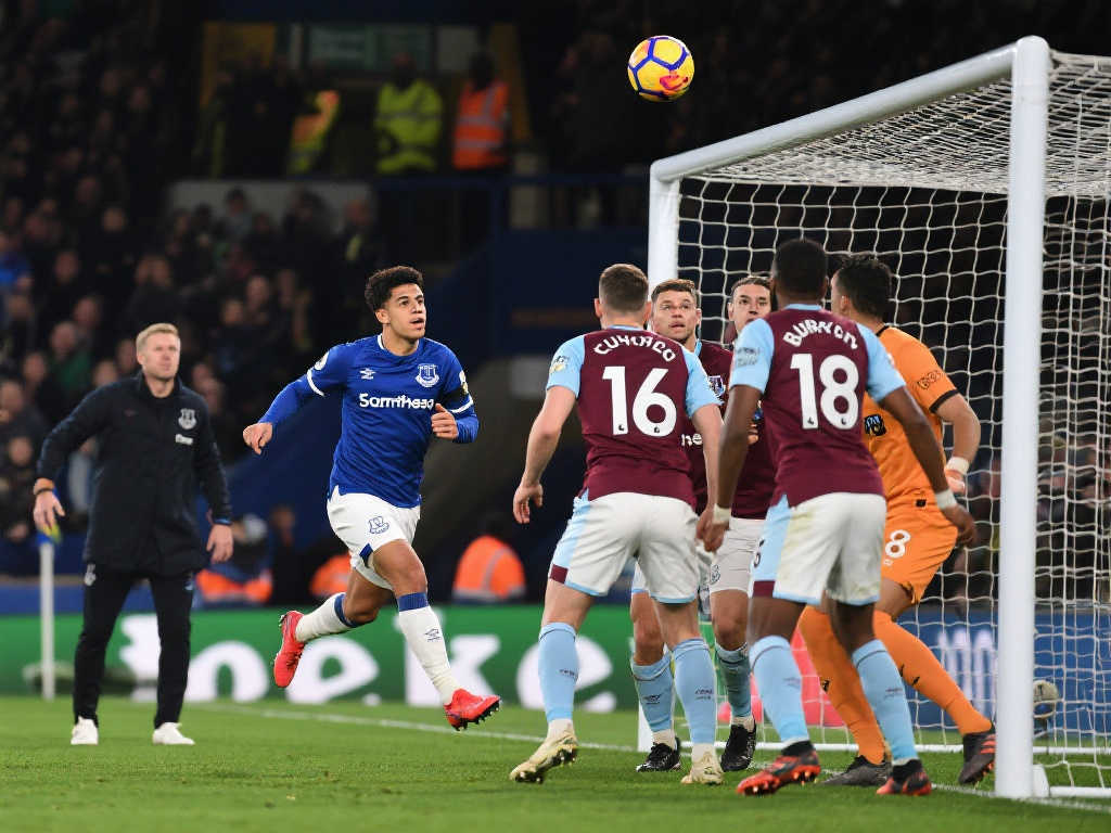 头球建功 头球建功